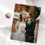 Cartão De Agradecimento Manuscrito de Coração Minimalista Branco<br><div class="desc">Obrigado moderno e minimalista de fotos de casamento, seu cartão de modelo com dois lados, com um roteiro de tipografia escrito à mão, em branco, com um coração no meio. A mensagem no verso é editável. Você pode adicionar uma imagem quadrada no verso também. Mande seu amor e gratidão para...</div>