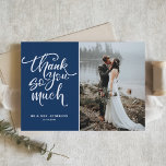 Cartão De Agradecimento Marinho Blue Hand Lettered Photo Weding<br><div class="desc">Dê obrigados à família e aos amigos por fazerem parte do seu casamento com este obrigado,  seu cartão plano com caligrafia moderna e padrão floral com fundo azul marinho. Outras cores estão disponíveis.</div>