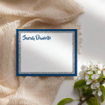 Cartão De Agradecimento Marinho brilhante Azul e Prata Obrigado Placa Plan<br><div class="desc">Esta placa plana de tendência apresenta letras em negrito na frente com um aspecto em camadas em cintilação prateada e branca,  e um fundo de cor sólida. Adicione seu texto usando o formulário modelo. Altere a fonte,  o layout e as cores usando o recurso Personalizar.</div>