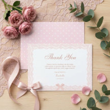 Menina de um ano de idade com renda rosa