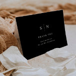 Cartão De Agradecimento Mínimo e Chic | Casamento Negro<br><div class="desc">Estes elegantes e modernos cartões de casamento,  graças a vocês,  apresentam um simples design de texto preto e branco que exumenta o estilo minimalista. Adicione suas iniciais ou monograma para torná-las completamente suas.</div>