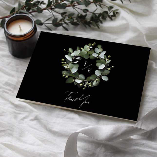Cartão De Agradecimento Monograma Moderno Eucalyptus Wreath | Branco (Black Modern Monogram Eucalyptus Wreath Wedding Thank You Card)