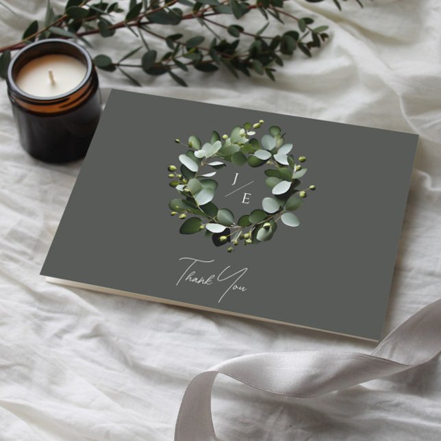 Cartão De Agradecimento Monograma Moderno Eucalyptus Wreath | Cinza (Gray Modern Monogram Eucalyptus Wreath Wedding Thank You Card)