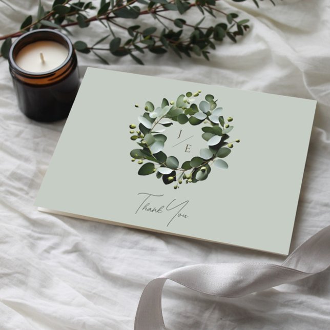 Cartão De Agradecimento Monograma Moderno Eucalyptus Wreath | Sage Green (Sage Green Modern Monogram Eucalyptus Wreath Wedding Thank You Card)