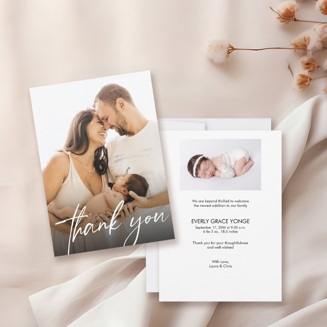 Cartão De Agradecimento Nascimento de Fotos de Bebê com Script Manuscrito  (Modern, Handlettering script baby shower Thank you and birth stat baby announcement photo card.)