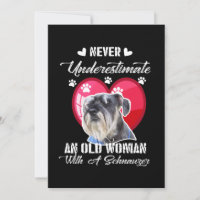 Nunca subestime uma velha mulher com um schnauzer