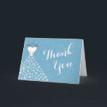 Cartão De Agradecimento Obrigado azul do vestido de casamento dos flocos<br><div class="desc">Estes agradecem-lhe características dos cartões de nota um vestido de casamento com um tema do floco de neve do inverno do feriado. O vestido de fluxo é compreendido de vários flocos de neve. O fundo é claro - azul com design floral do watermark. Personalize o interior destes cartões de agradecimentos...</div>