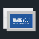 Cartão De Agradecimento OBRIGADO BAR MITZVAH, cinza moderna minimalista az<br><div class="desc">por kat massard >> https://linktr.ee/simplysweetpaperie <<< Uma maneira simples e na moda para dizer obrigado ao seu convidado por participar do seu evento. Configurar como um modelo é simples para você adicionar seus próprios detalhes, ou apertar o botão personalizar e você pode adicionar ou alterar texto, fontes, tamanhos, etc., DICA:...</div>