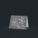 Cartão De Agradecimento Obrigado do casamento do floco de neve do quadro<br><div class="desc">Obrigado bonito do casamento do floco de neve você cartões com os dois flocos de neve bonito com uma folha e um design floral e um coração deu forma a reflexões da neve e do gelo dentro do obrigado que você nota. Fundo bonito do quadro em máscaras diferentes das cinzas....</div>