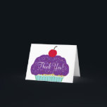 Cartão De Agradecimento Obrigado roxo do cupcake da cereja da baunilha do<br><div class="desc">Meu design pintado à mão original da arte gráfica. O cupcake saboroso da baunilha com glacé roxo, olhar do colorido polvilha e uma cereja vermelha grande que senta-se na parte superior com uma luz plissada - o envoltório azul do cupcake é perfeito para enviá-lo a obrigado do aniversário cartões. Deixe...</div>