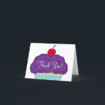 Cartão De Agradecimento Obrigado roxo do cupcake da cereja da baunilha do<br><div class="desc">Meu design pintado à mão original da arte gráfica. O cupcake saboroso da baunilha com glacé roxo, olhar do colorido polvilha e uma cereja vermelha grande que senta-se na parte superior com uma luz plissada - o envoltório azul do cupcake é perfeito para enviá-lo a obrigado do aniversário cartões. Deixe...</div>