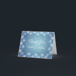 Cartão De Agradecimento Os flocos de neve azuis brancos no casamento azul<br><div class="desc">Flocos de neve brancos e azuis em estrelas de um twinkling do azul e em cartões de agradecimentos nevado do casamento do fundo.</div>