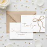 Cartão De Agradecimento Pearl Bow Chic She's Tying the Knot Bridal Shower<br><div class="desc">Express your gratitude in style with this chic pearl bow “She’s Tying the Knot” bridal shower thank you card, featuring a delicate bow motif and elegant, modern typography for a soft romantic finish. The timeless pearl bow design complements coquette, feminine, and classy bridal shower themes while creating a polished and...</div>