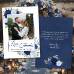 Cartão De Agradecimento Rosas Azuis com  e Obrigados com Foto de Casamento<br><div class="desc">Estes belos cartões de casamento, obrigado, apresentam um design floral floral bócio rústico com sua foto cercada por rosas pintados manualmente em tons de azul poeirento, marinho e índigo, junto com folhas de eucalipto e verde espalhados. A legenda diz: Amor e Obrigados, com seus nomes abaixo. As costas têm espaço...</div>