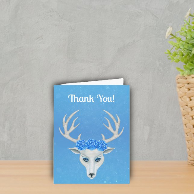Cartão De Agradecimento Rosas de Olhos Azuis da Cabeça Branca Magnética (Magical white deer head with blue eyes, roses and antlers on light blue Thank You card.)