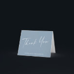 Cartão De Agradecimento Rótulo Minimalista Pó Azul Bat Mitzvah Personaliza<br><div class="desc">Este cartão de agradecimento apresenta um fundo azul poeirento com tipografia de roteiro moderna e um layout dobrado limpo. O tom azul suave parece elevado e discreto, perfeito para enviar agradecimentos após um casamento ou celebração de noivado. Personalize com seus nomes para um detalhe pós-evento polido e coeso. Uma escolha...</div>