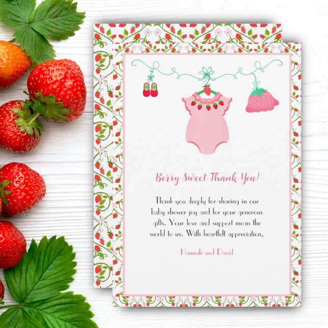 Cartão De Agradecimento Roupa de Bebê Morango Com Padrão Chá de Bebê (Sweeten your gratitude with strawberries, a charming way to thank!)