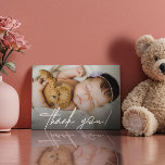Cartão De Agradecimento Script de Manual de Fotografias do Bebê Horizontal<br><div class="desc">Expresse sua gratidão em estilo com estas placas de agradecimento do Chá de fraldas Personalizado. Estas cartas não são apenas notas de apreciação; são uma forma personalizada e sincera de obrigado a sua família e amigos que vos ensinaram amor durante este período especial. Com um moderno e único roteiro de...</div>