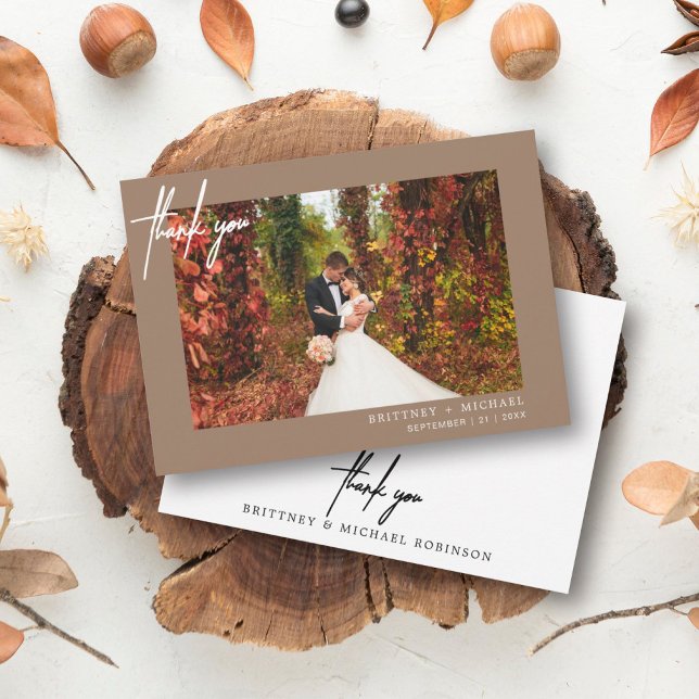 Cartão De Agradecimento Simples Moderno Foto Tan Casamento (Modern elegant wedding thank you card with a wedding photo on the front and simple hand written font)
