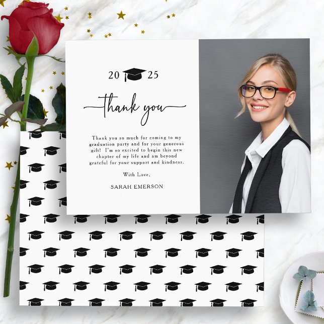 Cartão de Agradecimento Simples para Graduado (Simple Graduate Photo Thank You Card by Painted Paperie
)