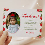 Cartão De Agradecimento Strawberry Berry Primeiro Aniversário Foto Retroat<br><div class="desc">Diga obrigados ao seu convidado no estilo retrô! Este design apresenta um padrão de morango divertido. Perfeito para os temas de aniversário de morango ou de baga primeiro na primavera e no verão. A foto e o texto de modelo é fácil de personalizar e é um belo guardião para seus...</div>