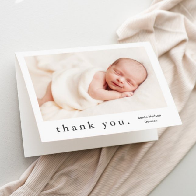 Cartão De Agradecimento Tipo simples Photo Baby (Simple typography black and white baby photo thank you card.)