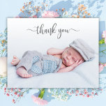 Cartão De Agradecimento Tipografia Elegante Foto De Bebê Recém-Nascido Obr<br><div class="desc">Simples E Moderno Script De Caligrafia Elegante Foto Para O Bebê Recém-Nascido Obrigado Cartão De Anúncio De Nascimento. Apresenta um belo texto de "obrigado" num guião de letra de tipo preta de caligrafia manuscrito na cinza. Mensagem pessoal pré-feita no verso em preto e branco. Excelente para o obrigado do chá...</div>