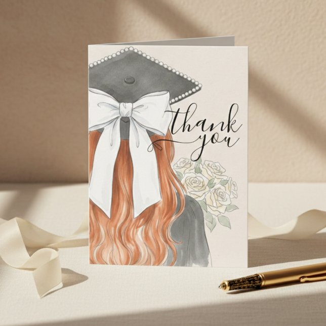 Cartão De Agradecimento Toca de Formatura Caprichosa com Laço e Pérolas (Whimsical Graduation Cap with Bow & Pearls Script Thank You Card)