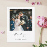 Cartão De Agradecimento Um Casamento Fotográfico Simples de Script Moderno<br><div class="desc">Este simples obrigado de casamento de fotos quentes, seu modelo de cartão plano apresenta um design limpo e moderno. A forma padrão da placa é cantos nítidos padrão, mas cantos arredondados também funcionam maravilhosamente com este design, então tente ambos os modos de edição e veja qual é o seu rico!...</div>