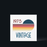 Cartão De Agradecimento Vintage 1975 Retro Stripe Sun 50th Birthday<br><div class="desc">.: Diversão As cores primárias aparecem neste design de pôr do sol com faixa retrorativa e a palavra Vintage,  que podem ser alteradas. Você pode personalizar o texto e a fonte! .: Os itens de coordenação estão disponíveis</div>