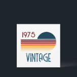 Cartão De Agradecimento Vintage 1975 Retro Stripe Sun 50th Birthday<br><div class="desc">.: Diversão As cores primárias aparecem neste design de pôr do sol com faixa retrorativa e a palavra Vintage,  que podem ser alteradas. Você pode personalizar o texto e a fonte! .: Os itens de coordenação estão disponíveis</div>
