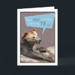 Cartão de aniversário 75 cómico de giro com urso<br><div class="desc">Este cartão de aniversário cómico mostra uma foto de um urso de urso que descansa em uma parede de pedra, falando convenientemente ao receptor através de uma luz - bolha azul do discurso, com pias batismais do divertimento, sobre o giro de 75. Dentro do cumprimento, este animal selvagem decide poupar...</div>