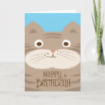 Cartão de aniversário bonito do gato de Stripey<br><div class="desc">Marrom bonito,  simples do stripey e ilustração tan do gato com fundo azul e "texto de encantamento do feliz aniversario".</div>