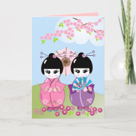 Cartão de aniversário com bonecas japonesas e flor