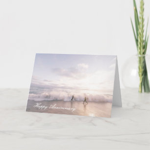 Cartão de aniversário com casal correndo na praia