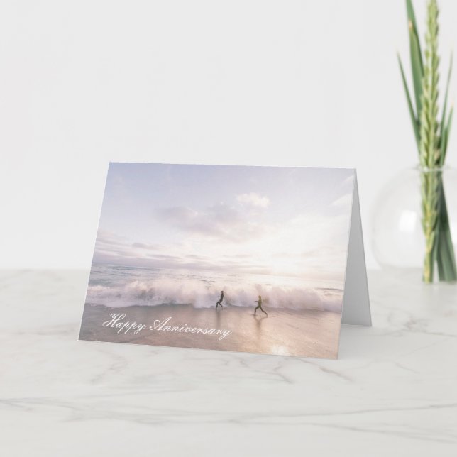 Cartão de aniversário com casal correndo na praia (Frente)