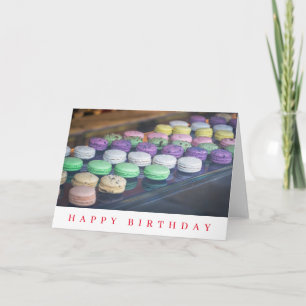 Cartão de aniversário com macarons de perto