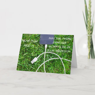 Cartão de aniversário de 13 de carregador de telef