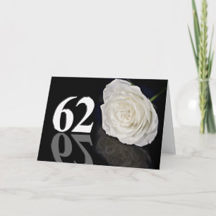 Cartão de aniversário de 62 ruas com uma rosa bran