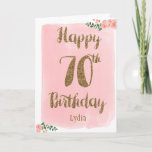 Cartão de aniversário de 70 rosa e Dourado<br><div class="desc">Cartão de aniversário de 70, cor-de-rosa e ouro personalizado, que apresenta uma cor-de-água rosa na frente contra o brilho dourado "feliz 70". Note que não existe uma falha real neste produto, mas sim um efeito design. Você será capaz de personalizar facilmente a frente com o nome dela. O dentro lê...</div>