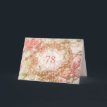 Cartão de aniversário de 78 anos para irmã, pérola<br><div class="desc">Saudações de aniversário de 78 anos para irmã com pérolas e pétalas. Uma maneira bonita de desejar feliz aniversário à sua irmã. Pérolas cor-de-rosa jazem sobre uma cama de pétalas cor-de-rosa e brancas. Um cartão muito feminino para uma mulher. Celebre o aniversário de uma irmã com pétalas e pérolas. Um...</div>