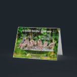 Cartão de Aniversário de Aves Marinhas<br><div class="desc">Um cartão de aniversário divertido com uma imagem fotográfica colorida de um grupo de filhotes lotados balançando, bebendo e geralmente batendo em um banho de pássaros com gotas d'água saltando por toda parte. O texto acima diz: Um passarinho me disse... . Então dois dos filhotes somam a história com um...</div>