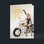 cartão de aniversário do 70 com uma menina do<br><div class="desc">Uma menina com uma motocicleta que aponta na mensagem do feliz aniversario. Um grande cartão para o homem que ama suas bicicletas!</div>