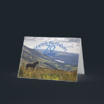 Cartão de aniversário do 70 do cavalo e da<br><div class="desc">Um cavalo está olhando em uma paisagem impressionante com um lago na distância. Uma vista do distrito do lago no Reino Unido.</div>