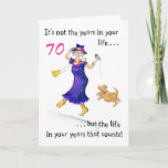 Cartão de aniversário do 70 do divertimento para<br><div class="desc">Um cartão de aniversário ligeiro,  encorajador do 70 com uma dança da mulher e canto com um cão pequeno,  de uma ilustração da caneta e da lavagem por Judy Adamson. O texto da capa é uma cotação conhecida de Abraham Lincoln.</div>