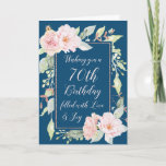 Cartão de Aniversário do 70 Marinho  Azul Flores R<br><div class="desc">Feliz cartão de aniversário de 70 em azul marinho com flores cor-de-água rosa e verso pensado.</div>