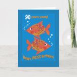 Cartão de aniversário do 90 dos peixes dos peixes<br><div class="desc">Um cartão de aniversário do 90 do divertimento para um Piscean, com os dois peixes amarelos alaranjados e dourados brilhantes em um fundo azul brilhante, de uma colagem de papel pintado à mão por Judy Adamson. Se você não vê a idade que você precisa, você pode gostar de saber que...</div>
