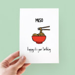 Cartão de Aniversário do Funny Miso Ramen Pun<br><div class="desc">Miso feliz que é seu aniversário - engraçado cartão de aniversário de trocadilhos com uma ilustração minimalista de macarrão-mísseis</div>