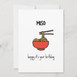 Cartão de Aniversário do Funny Miso Ramen Pun<br><div class="desc">Miso feliz que é seu aniversário - engraçado cartão de aniversário de trocadilhos com uma ilustração minimalista de macarrão-mísseis</div>