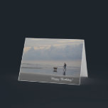 Cartão de aniversário do golden retriever da<br><div class="desc">Uma caminhada do nascer do sol na praia com um golden retriever bonito. Um impressão da fotografia pelo artista vibrante e expressivo,  Cheryl Kugler. www.cherylkugler.com</div>